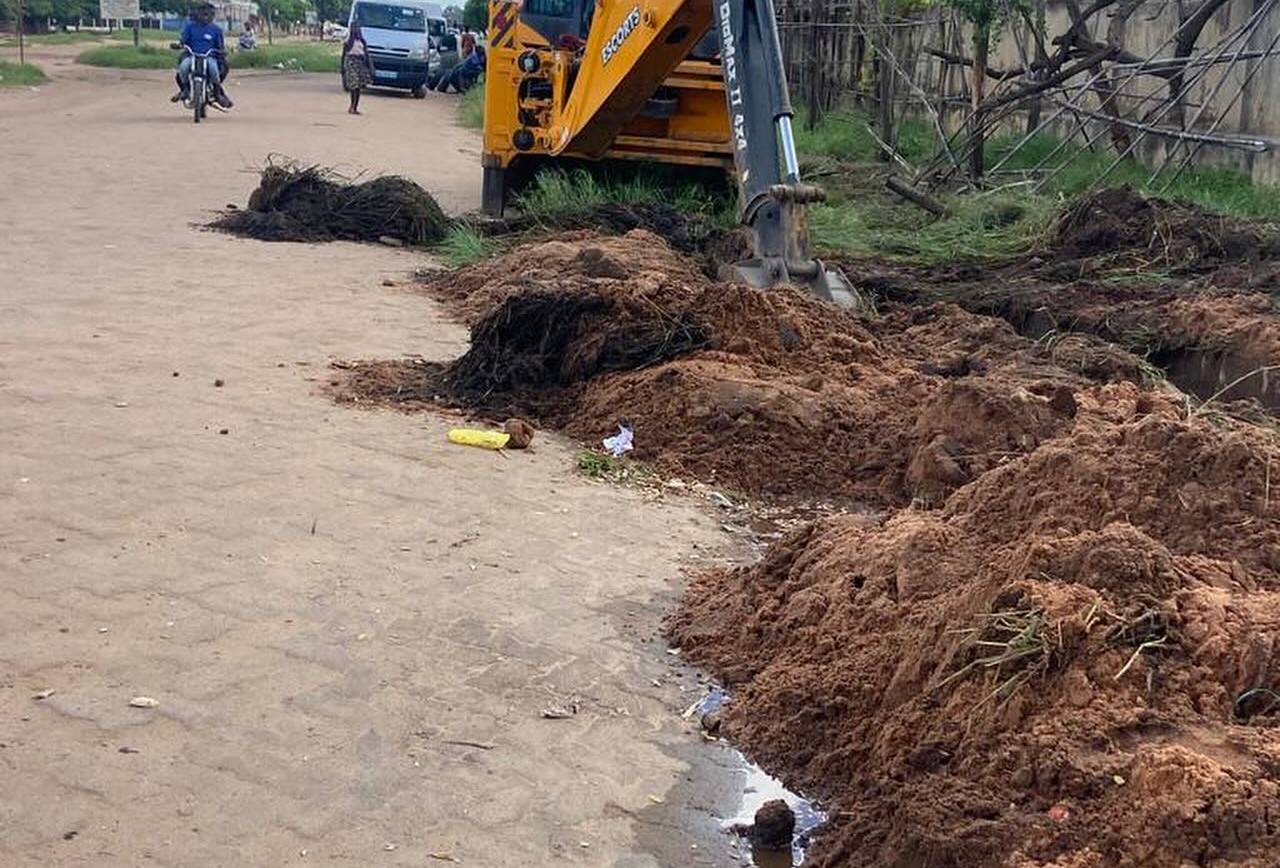 EMUSANA melhora valas de drenagem e sargetas