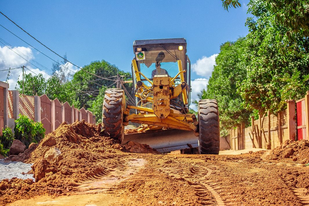 CMCN INICIOU COM O MELHORAMENTO DA ESTRADA NO MUAHIVIRE