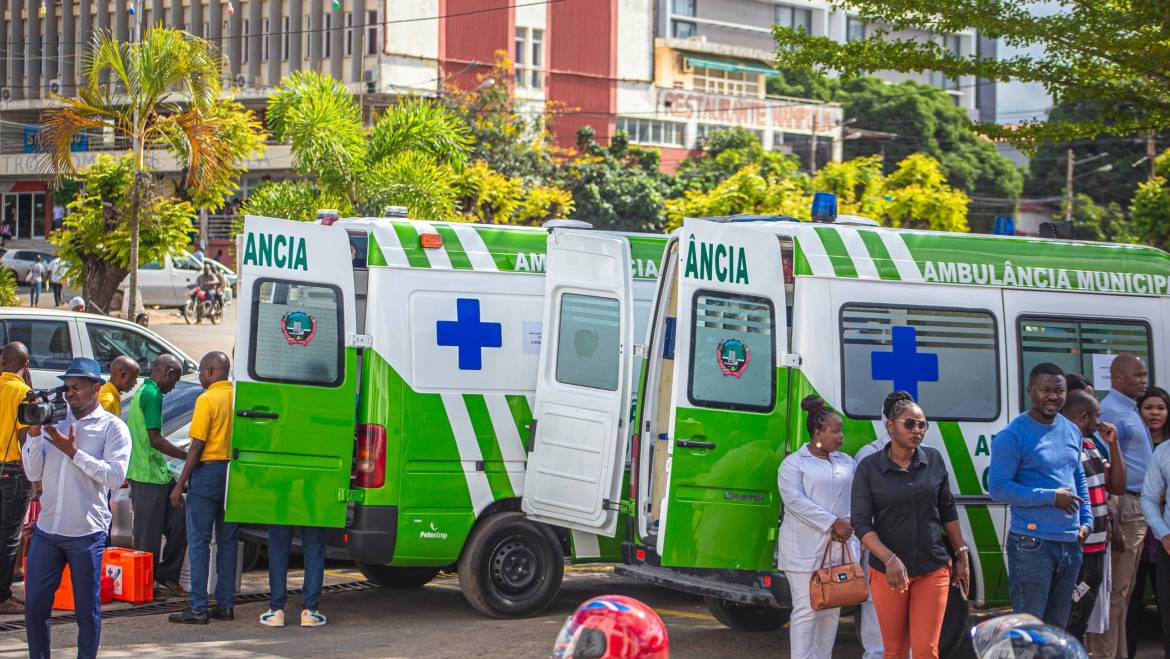 Giquira, faz entrega de duas ambulâncias e seis motorizadas