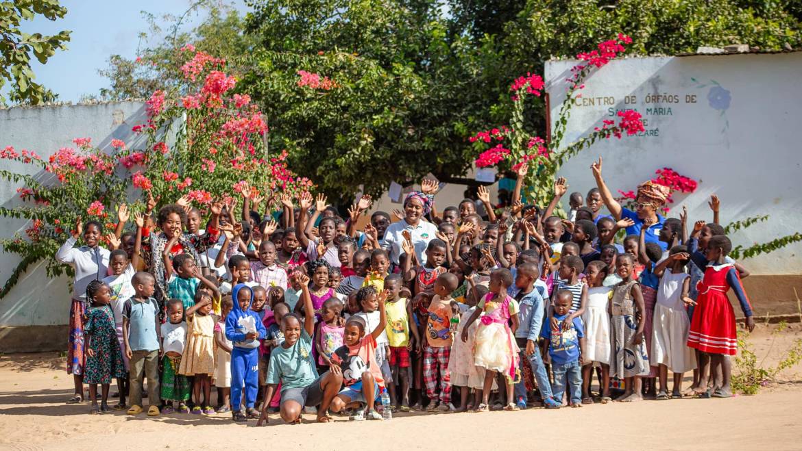 ESPOSA DO PRESIDENTE DO CMCN, OFERECE BRINDES E ALMOÇA COM CRIANÇAS DO ORFANATO SANTA MARIA