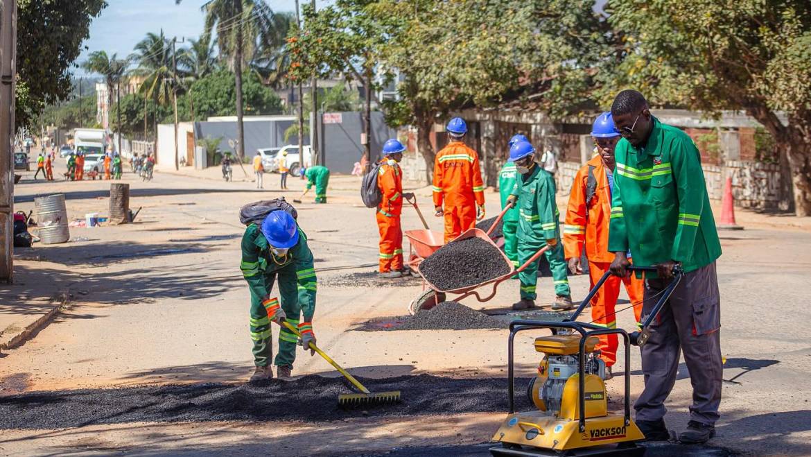 CONSELHO MUNICIPAL DA CIDADE DE NAMPULA JÁ INICIOU O PROCESSO DE TAPAMENTO DE BURACOS COM ASFALTO