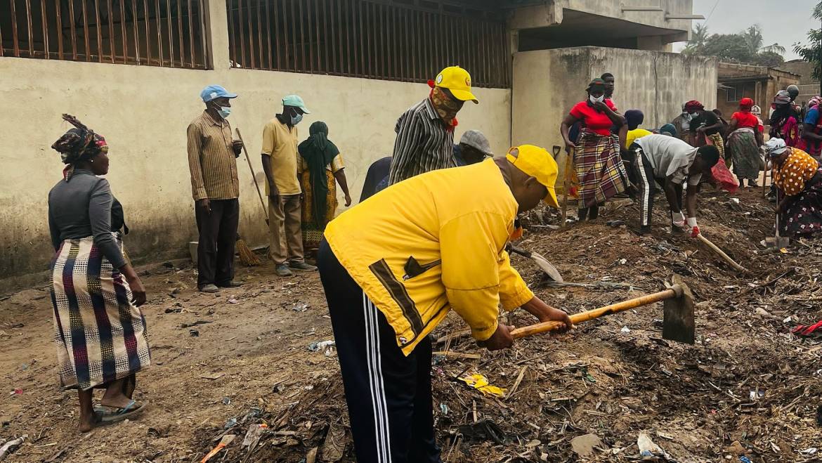 MUNÍCIPES DO POSTO ADMINISTRATIVO DE NAPIPINE NA CAÇA AO LIXO