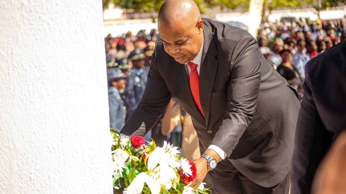 DEPOSIÇÃO DE COROA DE FLORES NA PRAÇA DOS HERÓIS ALUSIVO AO DIA 22