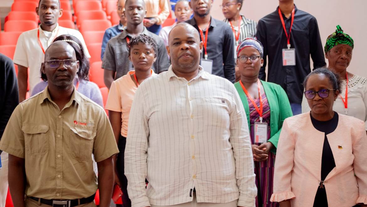 LUÍS GIQUIRA PARTICIPA NA CERIMÓNIA DE ENCERRAMENTO