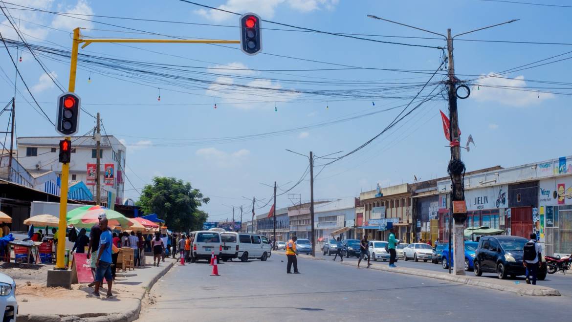 NOVOS SEMÁFOROS EM VÁRIAS VIAS E CRUZAMENTOS